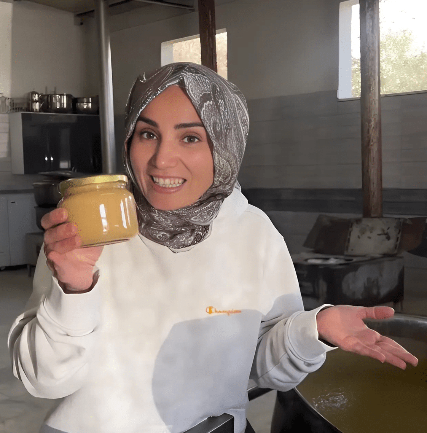 Nazlikoy markasına ait 460 gram süt reçeli, kavanozda kıvamlı ve tatlı görünüm.