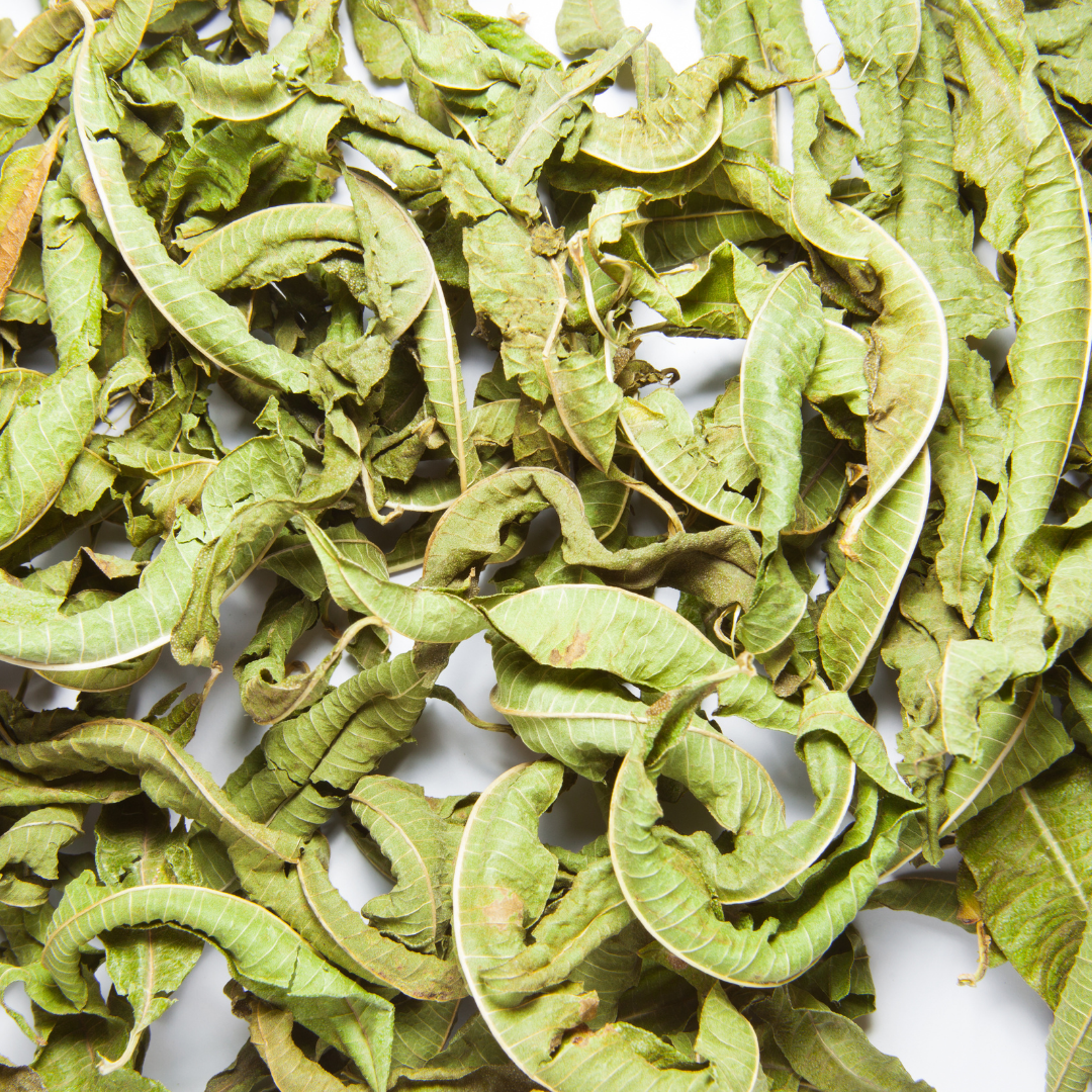 Aytac Limon Mine Çiçeği Bitki Çayı 25 Gr, taze limon mine çiçekleriyle dolu gıda ürününün yakın çekim görüntüsü