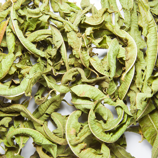 Aytac Limon Mine Çiçeği Bitki Çayı 25 Gr, taze limon mine çiçekleriyle dolu gıda ürününün yakın çekim görüntüsü