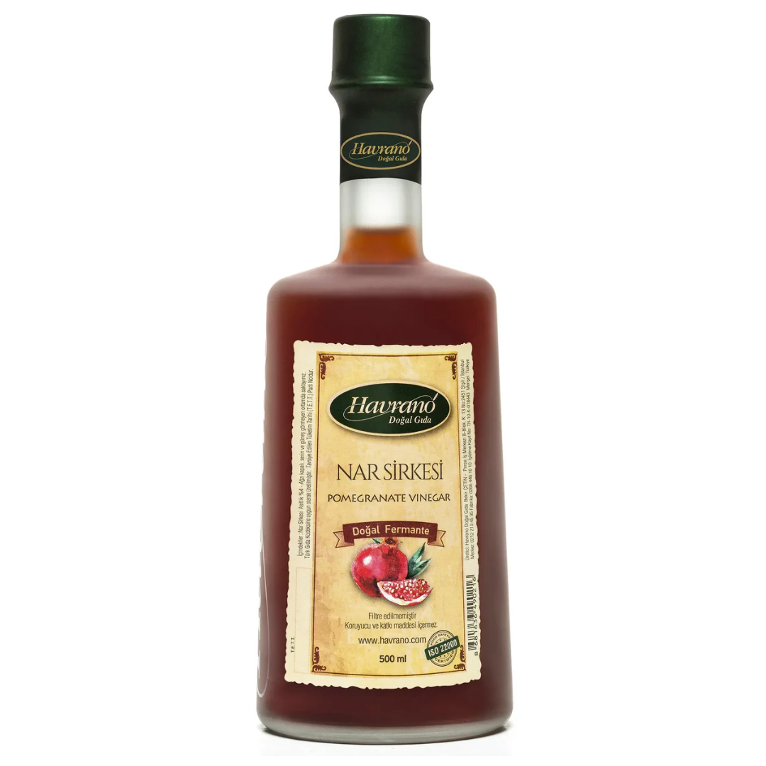 Aytac Havrano Doğal Fermente Nar Sirkesi 500 ml şişesi, şeffaf cam şişe ve nar meyvesiyle dolu açık renkli sıvı.