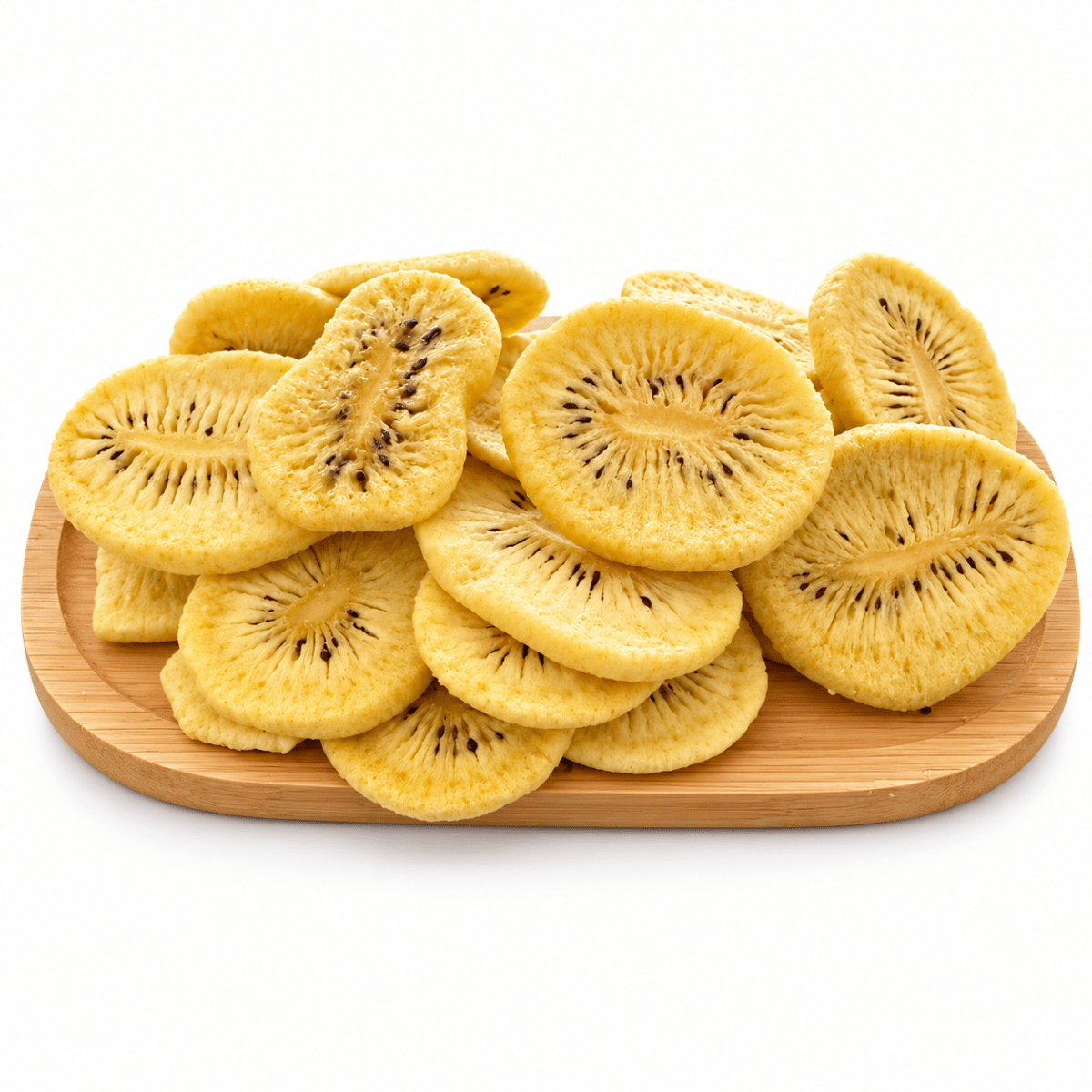 Aytac markalı glutensiz dondurularak kurutulmuş gerçek kiwi dilimleri, altın sarısı renkli ve bambu tabakta gösteriliyor.