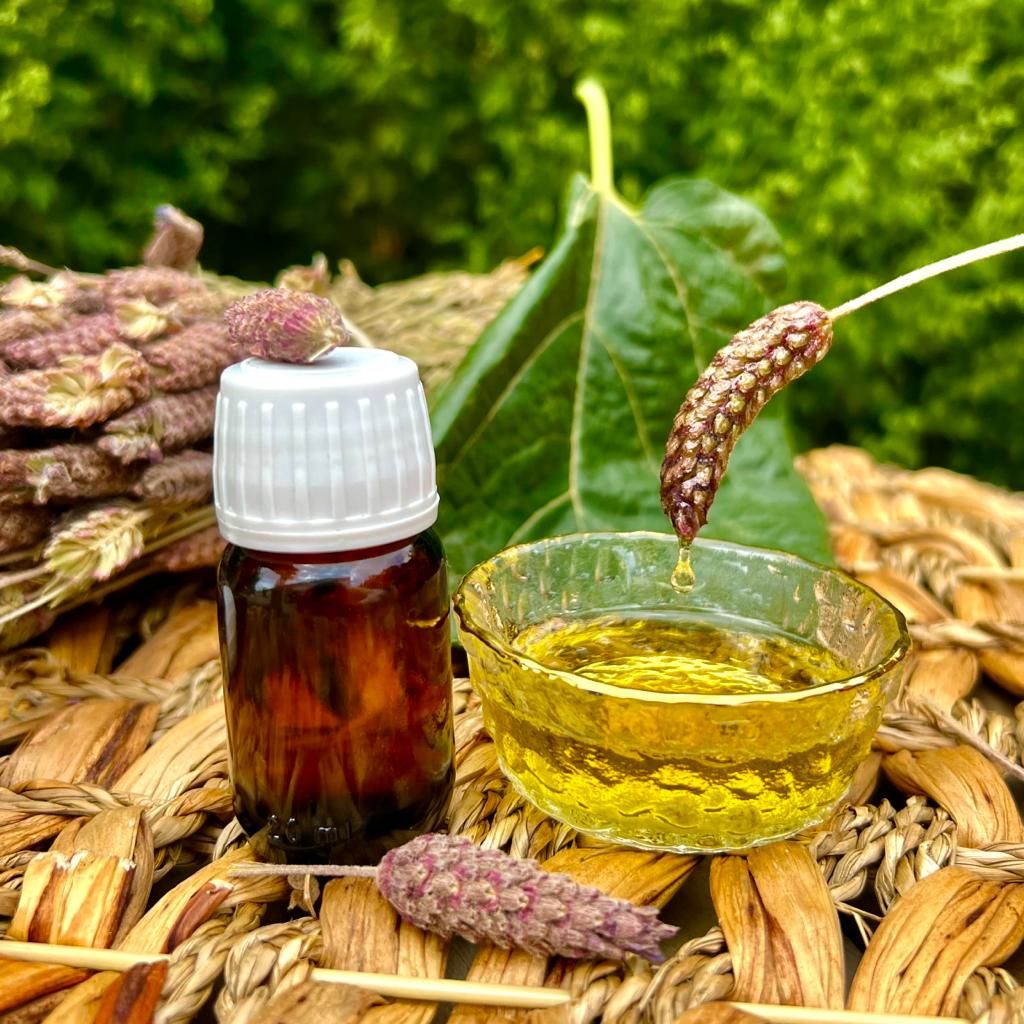 Nazlikoy Karabaş Otu Yağı 20 ml şişe, bitki yağı ve doğal içeriklerin görseli.